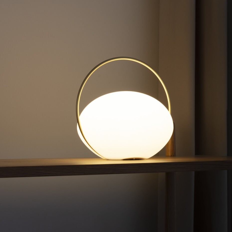 Přenosná stolní lampa ORBIT 19 cm, zlatá, hliník, Umage - main (8)