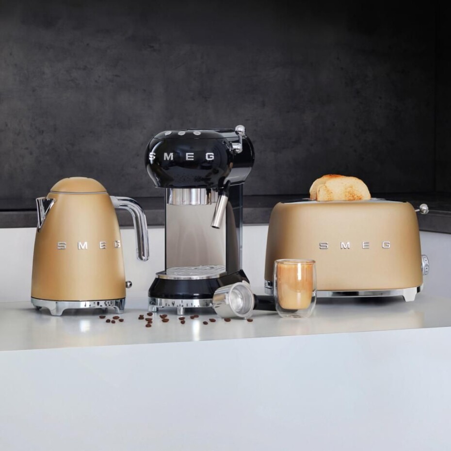 Rychlovarná konvice KLF03BLEU 1,7 l, černá, SMEG - main (5)