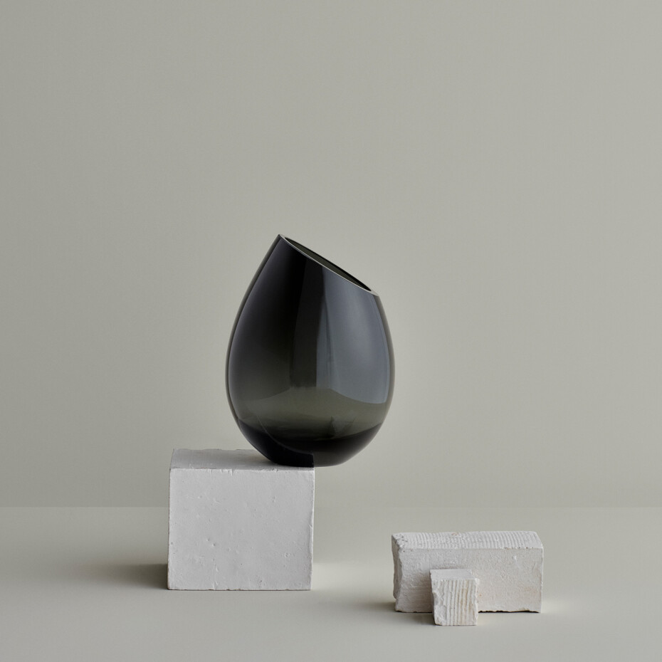 Váza DROP 16,5 cm, kouřová, sklo, Blomus - main (1)