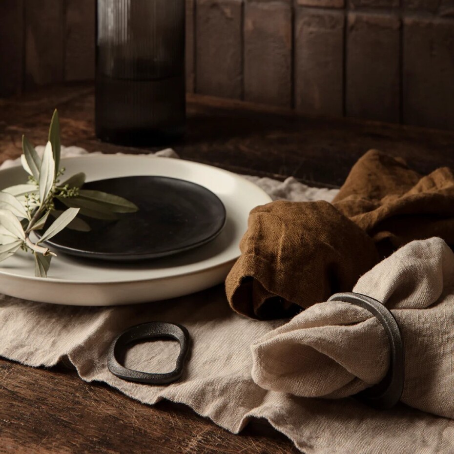 Kroužek na ubrousek FLOW 7 cm, sada 4 ks, černá, mosaz, ferm LIVING - main (1)