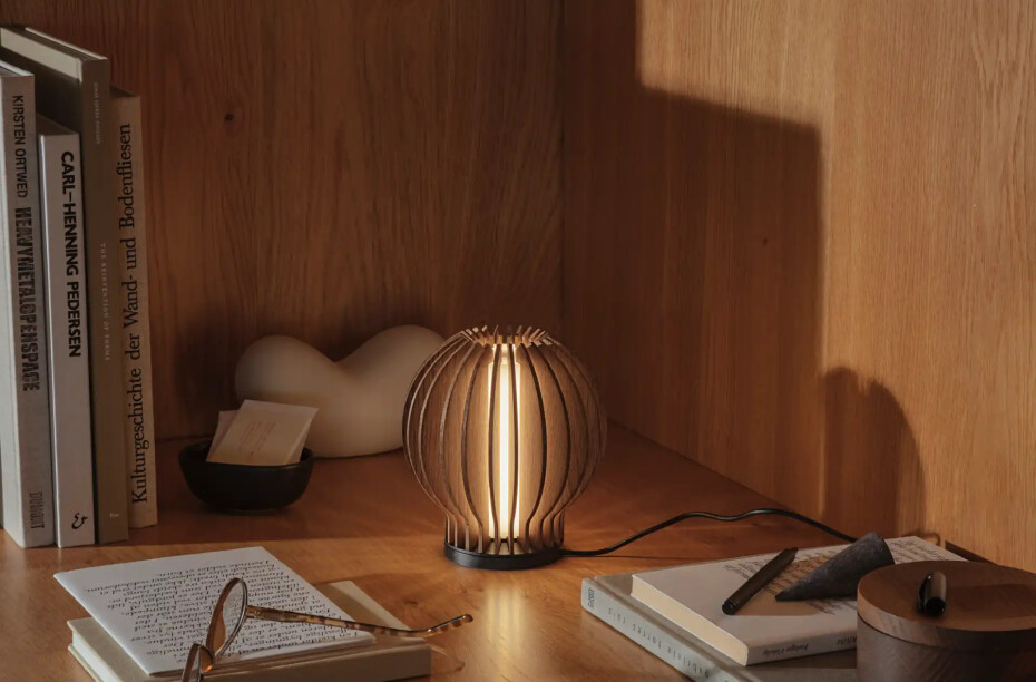 Stolní lampa RADIANT 15 cm, LED, tmavě hnědá, dřevo, Eva Solo - main (1)