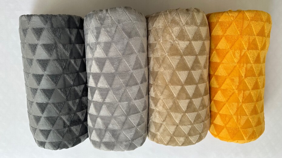 Jerry Fabrics s. r. o. Deka embossed s beránkem mikroflanel 150x200 - Triangle Zlatá - main (2)