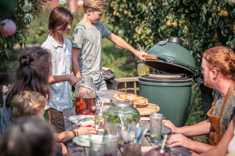 Gril na dřevěné uhlí M 38 cm,  + intEGGrovaný pojízdný stojan s držadlem, zelená, Big Green Egg - main (1)