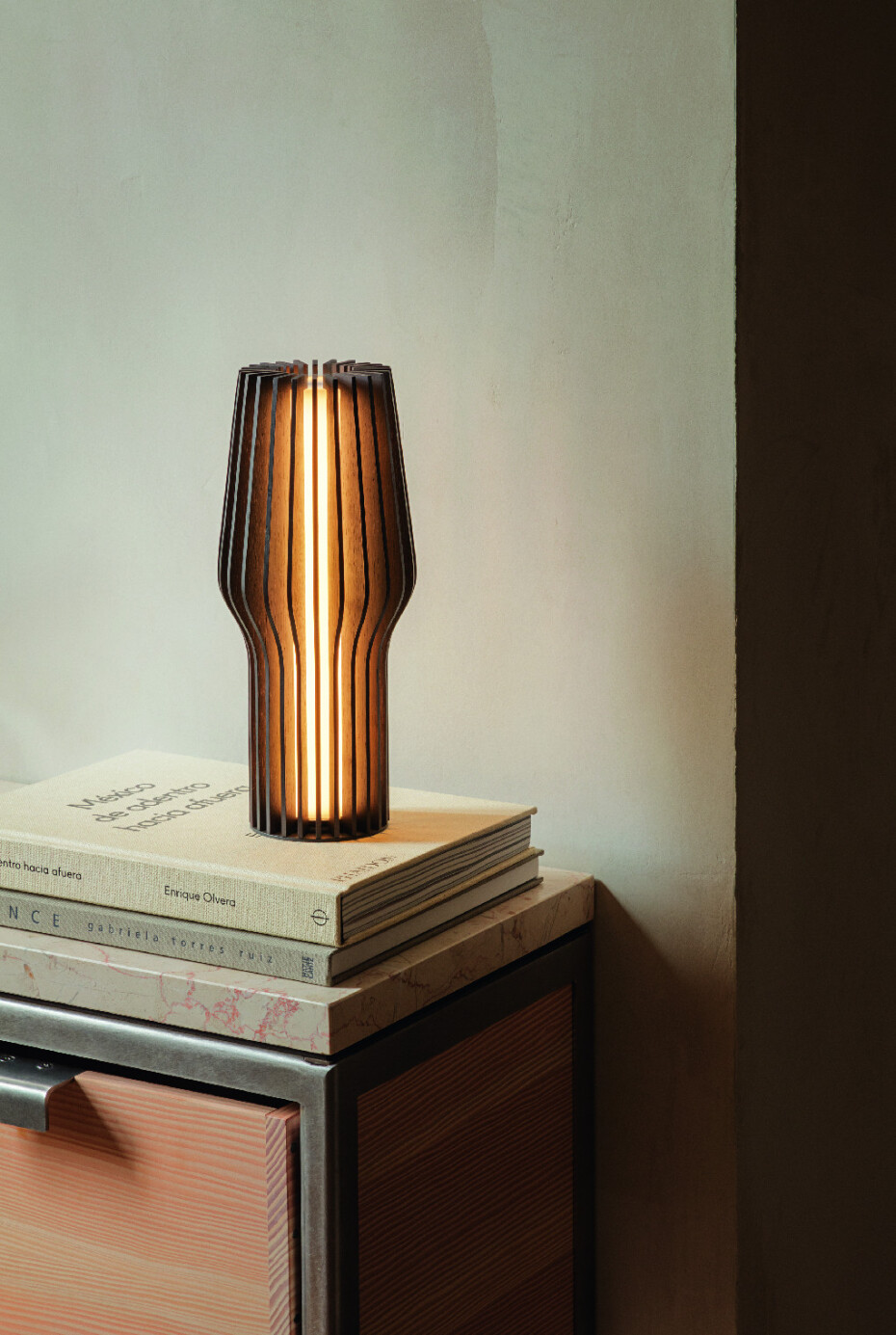 LED lampička dubová kouřová integrovaná baterie Eva Solo - main (3)