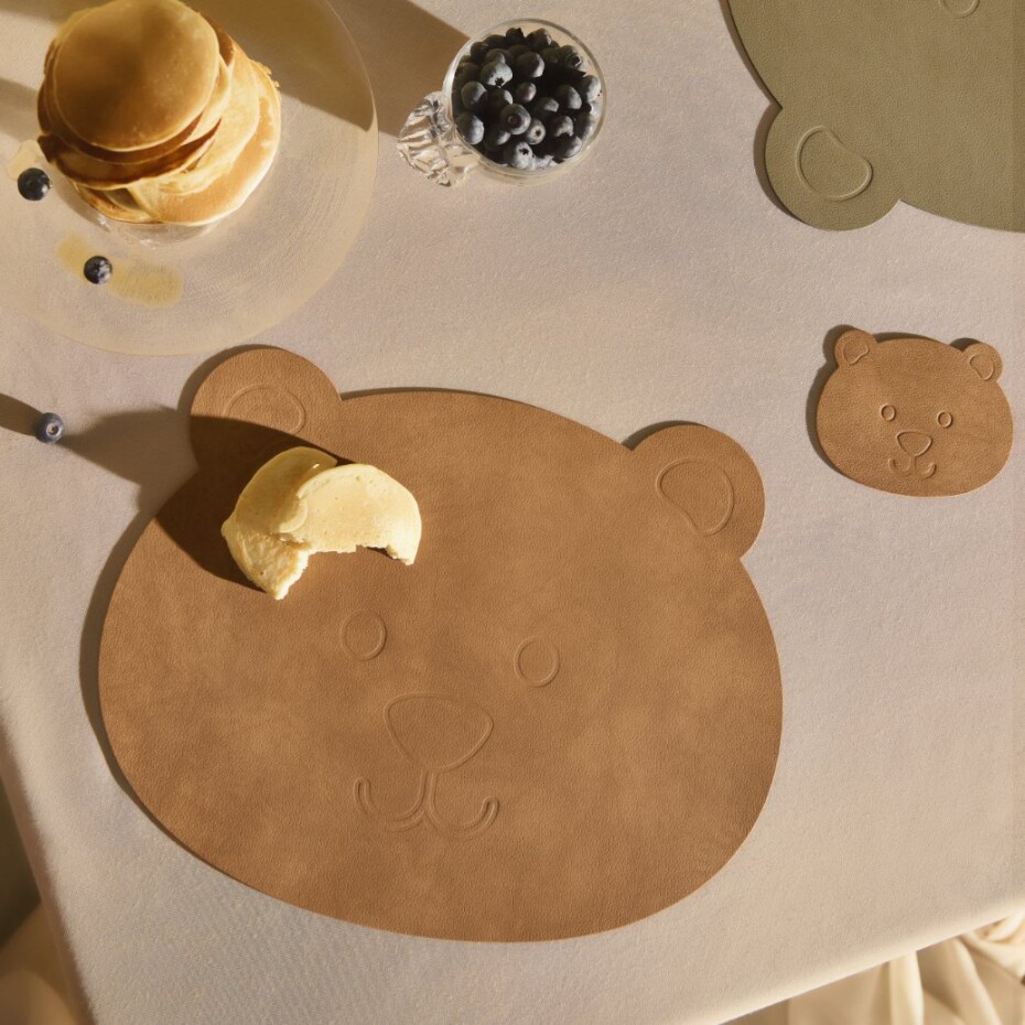 Dětské prostírání BEAR NUPO 38 x 30 cm, přírodní, kůže, LIND DNA - main (1)