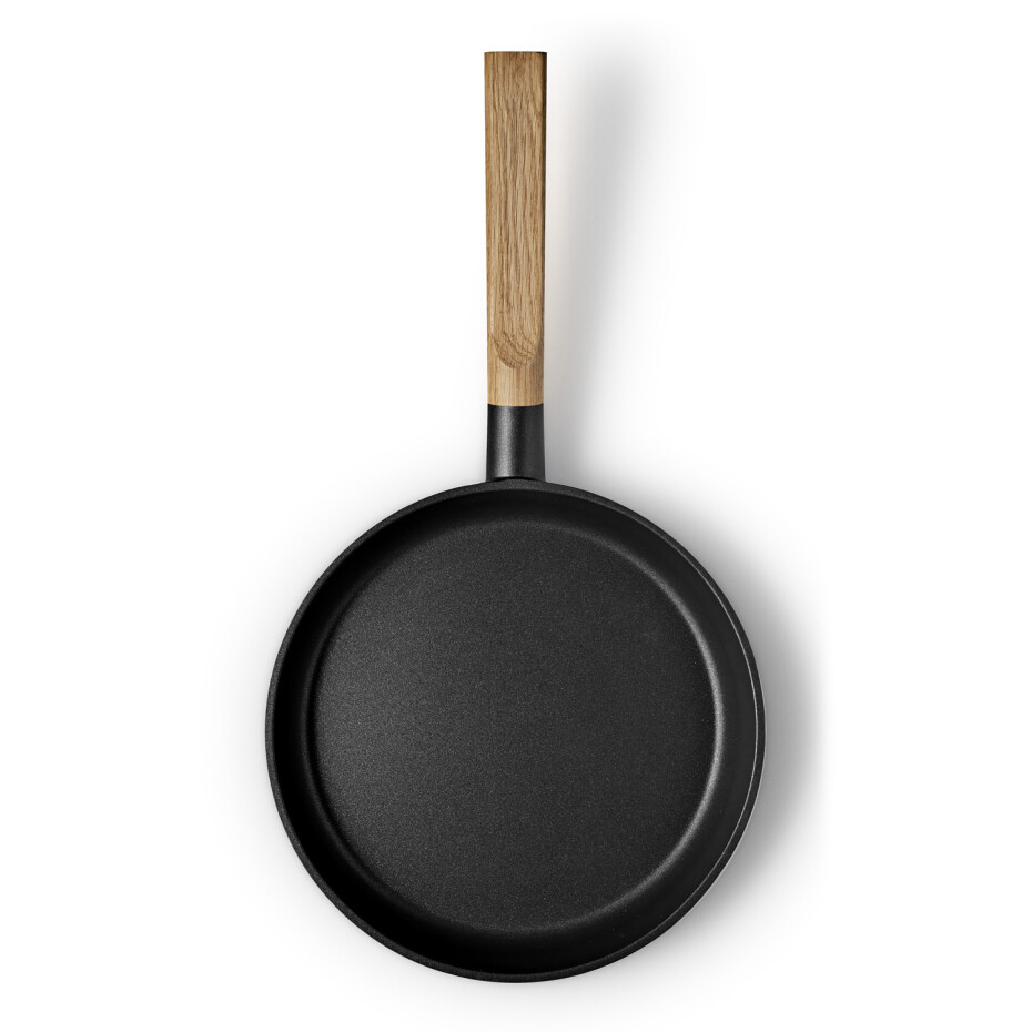 Pánev NORDIC KITCHEN 24 cm, s dřevěnou rukojetí, Eva Solo - main (1)