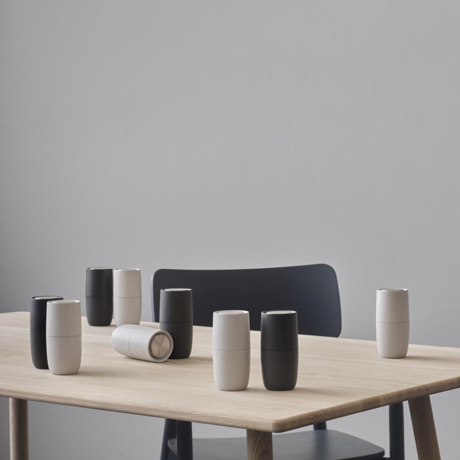 Mlýnek na sůl NORMAN FOSTER 13 cm, světle šedá, plast, Stelton - main (2)