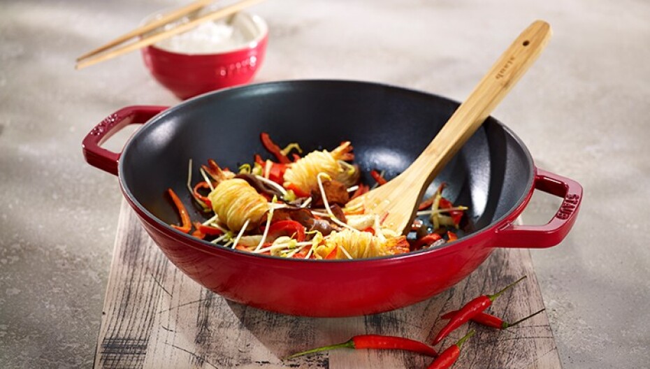 Wok 30 cm, se skleněnou poklicí, višňová, Staub - main (1)