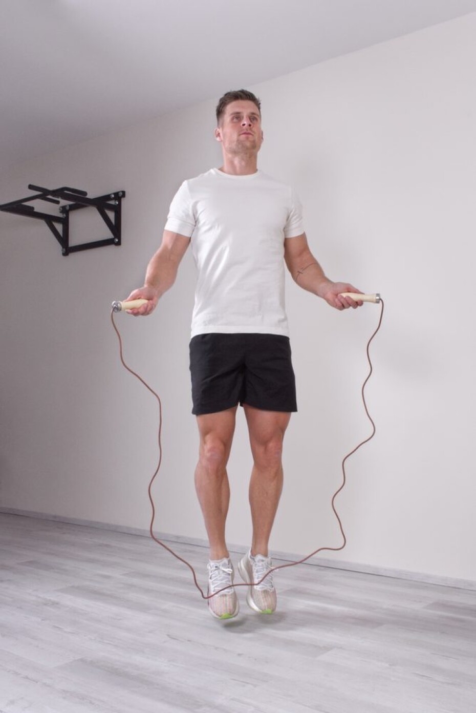 Kožené švihadlo Sportago Skippy s dřevěnými ručkami - main (3)