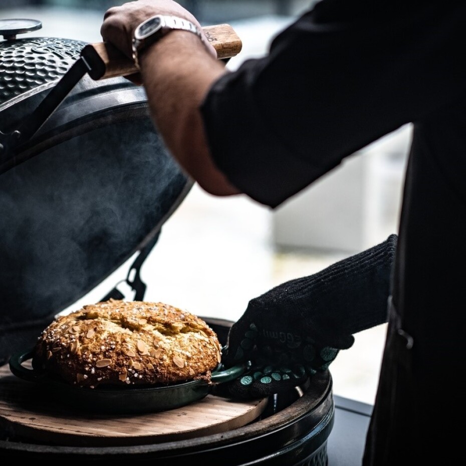 Gril na dřevěné uhlí L 46 cm,  + pojízdný stůl + ConvEGGtor + pohrabáč, zelená, Big Green Egg - main (3)