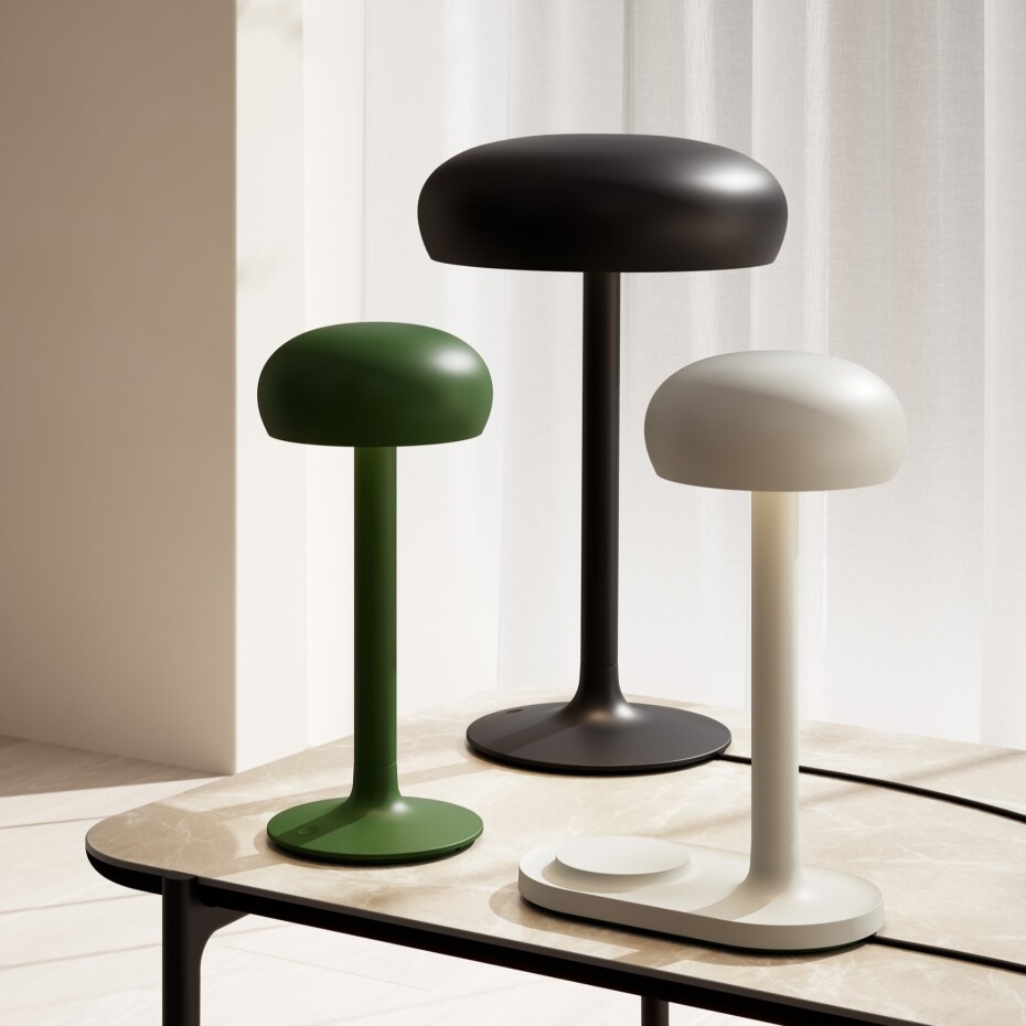 Stolní lampa EMENDO 29 cm, s Qi bezdrátovým nabíjením, emeraldově zelená, Eva Solo - main (3)