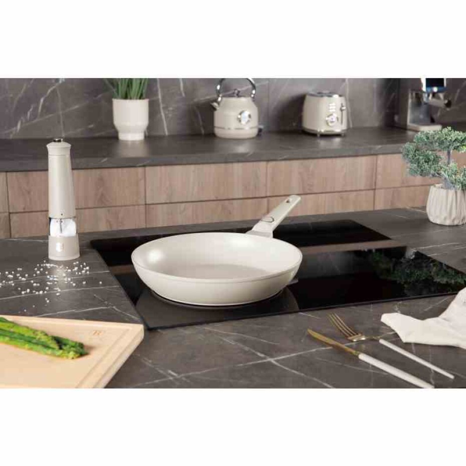 BERLINGERHAUS Pánev s titanovým povrchem 28 cm Sahara Collection BH-8054 - main (1)