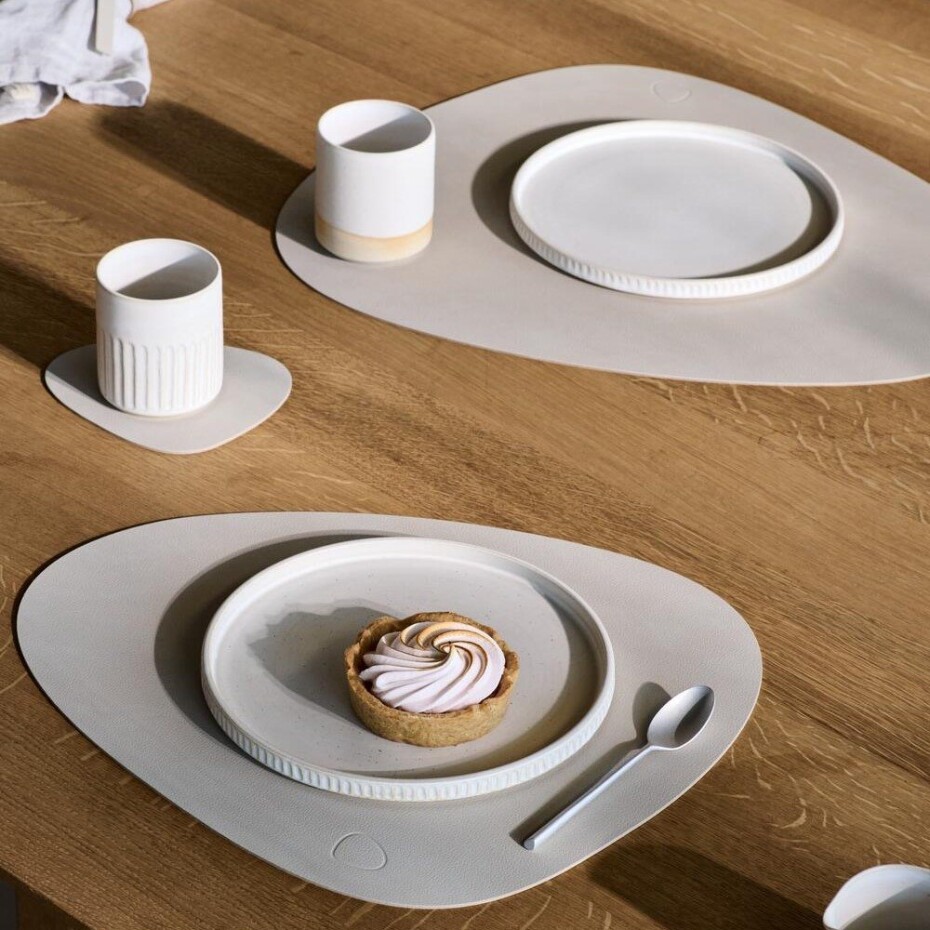 Prostírání CURVE NUPO 37 x 44 cm, červená, kůže, LIND DNA - main (6)