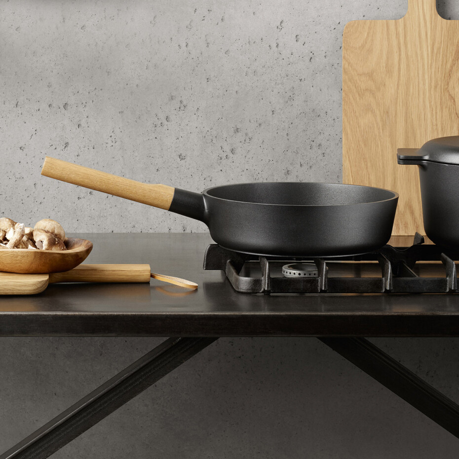 Pánev na soté NORDIC KITCHEN 24 cm, s dřevěnou rukojetí , Eva Solo - main (3)