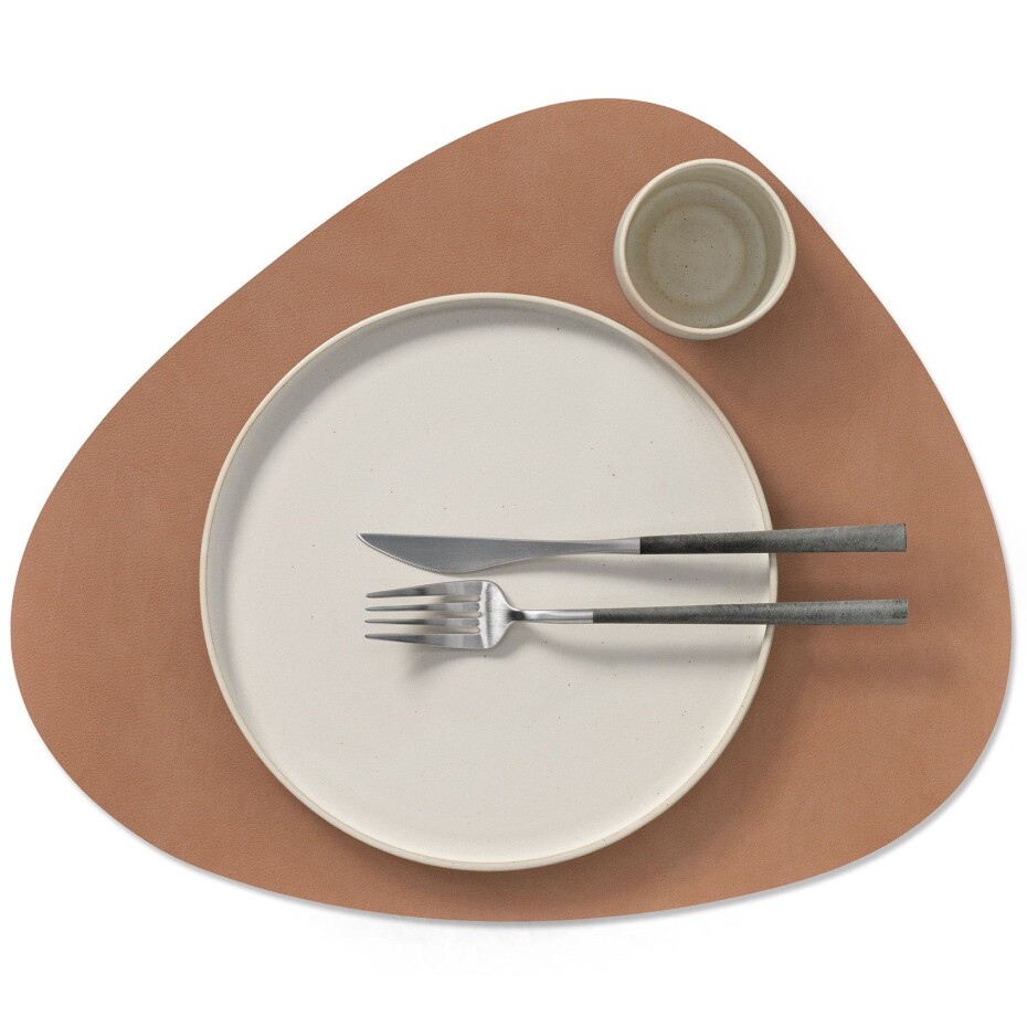 Prostírání CURVE NUPO 37 x 44 cm, oboustranné, lanýžová / starorůžová, kůže, LIND DNA - main (15)