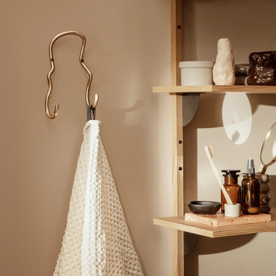 Háček na ručník CURVATURE 21 cm, dvojitý, mosaz, ferm LIVING - main (1)
