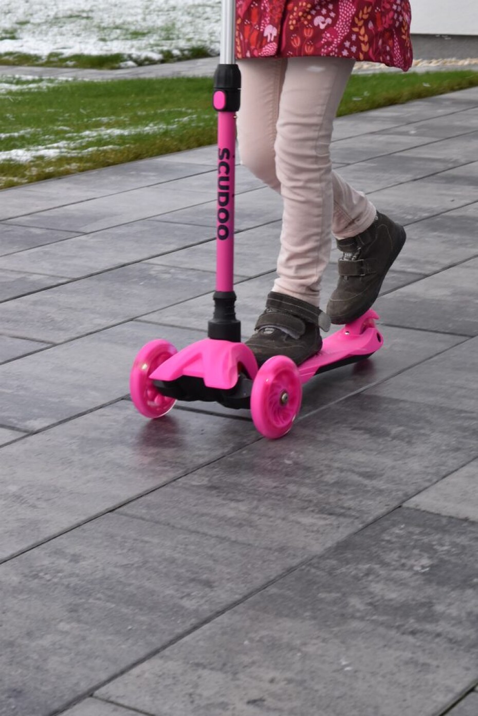 Trojkolka Scudoo Kido Pro se svítícími kolečky - růžová - main (6)