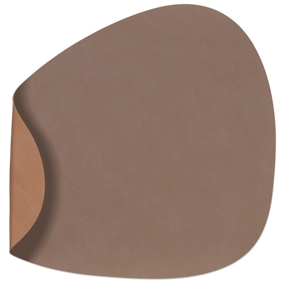 Prostírání CURVE NUPO 37 x 44 cm, oboustranné, lanýžová / starorůžová, kůže, LIND DNA - main (0)