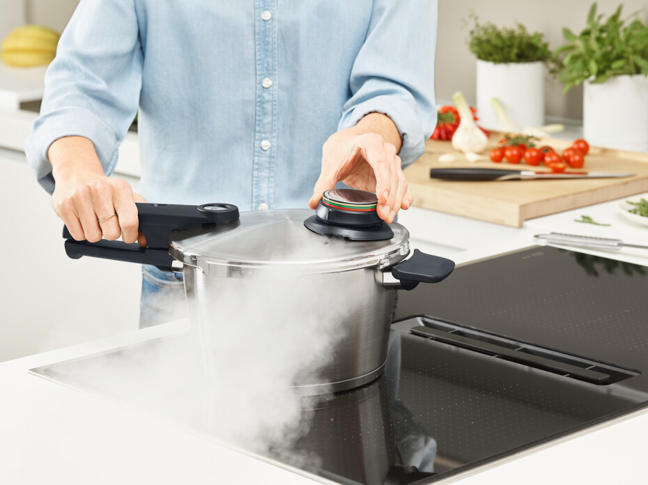 Tlakový hrnec VITAVIT PREMIUM, sada 2 ks, 6 l + 2,5 l, Fissler - main (5)
