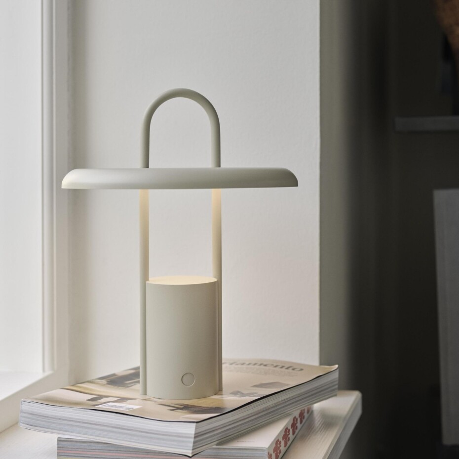 Přenosná stolní lampa PIER 33 cm, LED, písková, Stelton - main (1)