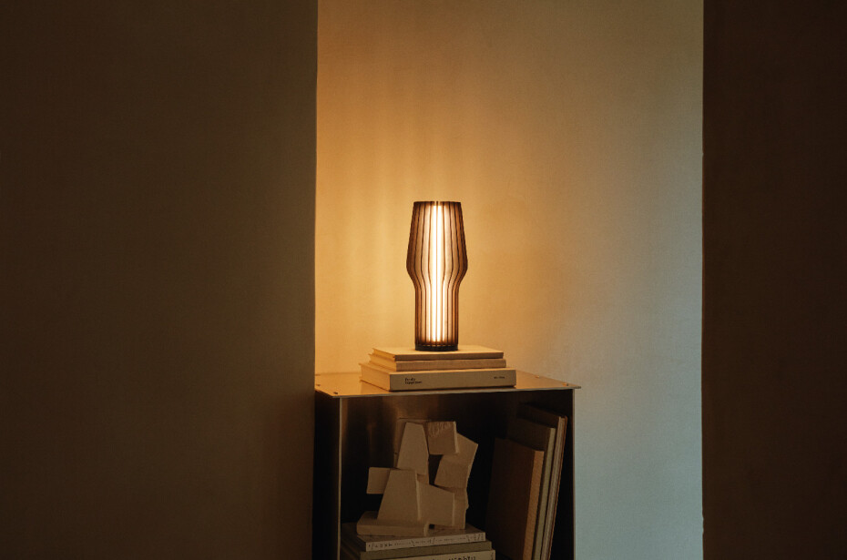 LED lampička dubová kouřová integrovaná baterie Eva Solo - main (4)