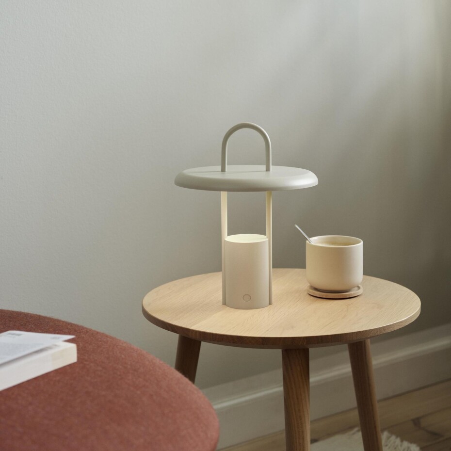 Přenosná stolní lampa PIER 33 cm, LED, písková, Stelton - main (2)