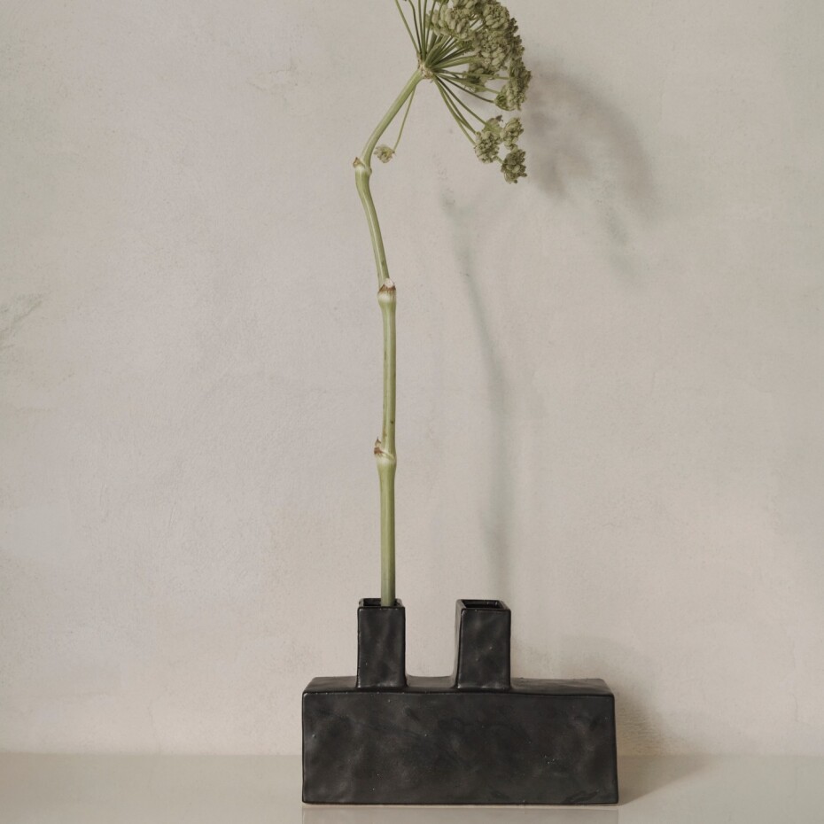 Váza KOA 26 x 17 cm, černá, keramika, ferm LIVING - main (1)
