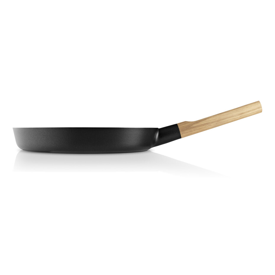 Pánev NORDIC KITCHEN 28 cm, s dřevěnou rukojetí, Eva Solo - main (1)