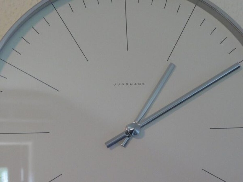 Junghans Max Bill Wanduhr RC 30 cm 374/7000.00 - main (4)