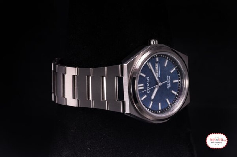Citizen Eco-Drive Super Titanium AW0130-85LE - main (2)